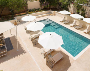 Offerte per la tua estate in Puglia in un bed and breakfast con piscina a vicino al mare.